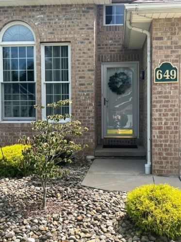 649 Chesapeake Ct, Hermitage, PA 16148-3793