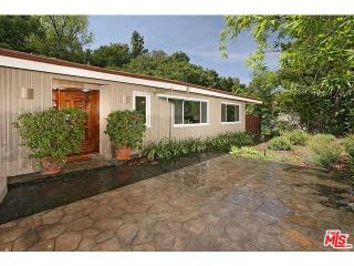 4047 Hayvenhurst Dr, Van Nuys, CA 91436-3644
