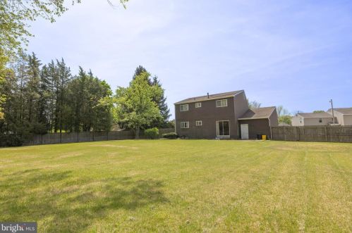 4 Villa Dr, Berlin Boro, NJ 08009-9627