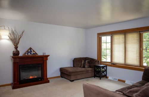 315 State St, Dousman, WI 53118-9343