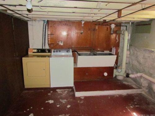 32 Denison Ave, Groton CT  06340-4415 exterior