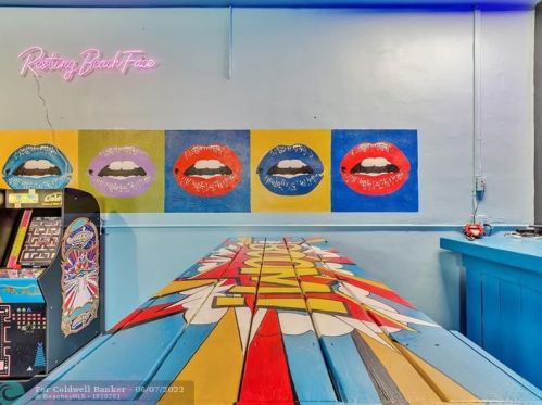 851 11th Ave, Hollywood FL  33019-1121 exterior