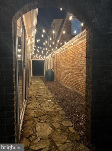 19558 Loudoun Orchard Rd, Leesburg VA  20175-6806 exterior