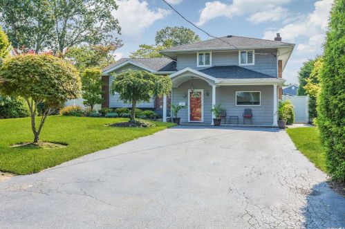 31 Bayview Dr, Oakdale, NY 11769-2205