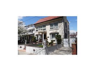 21 87th St, Brooklyn, NY 11209-4213