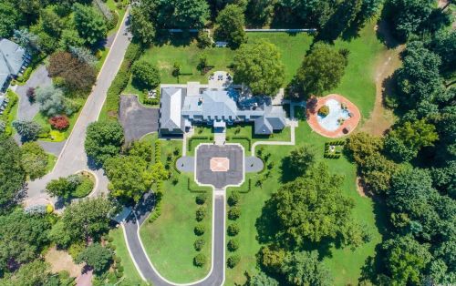 28 Applegreen Dr, Westbury, NY 11568-1203