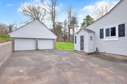 124 Park Dr, Kensington CT  06037-3815 exterior
