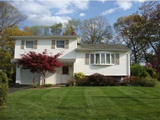 107 Janice Dr, Spotswood, NJ 08884-1227