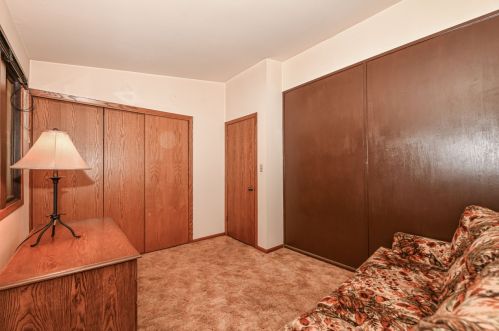 6371 Kinnickinnic Riv Pkwy, Milwaukee WI 53219-3015 exterior