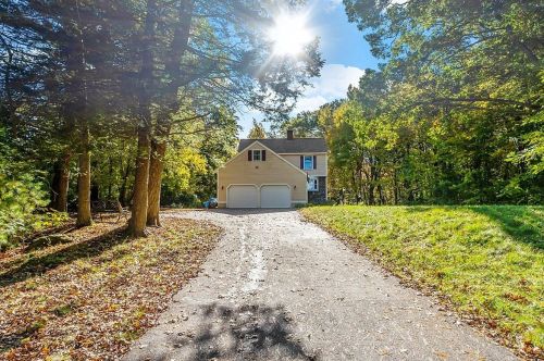 29 Whittier St, Newton, NH 03858-3528