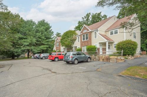 40 Janet Cir, Bridgeport, CT 06606-2671