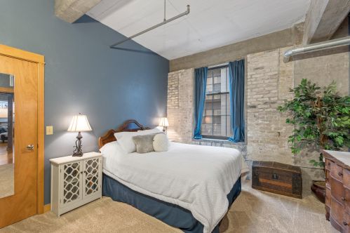 525 Chicago St, Milwaukee WI 53202-5821 exterior