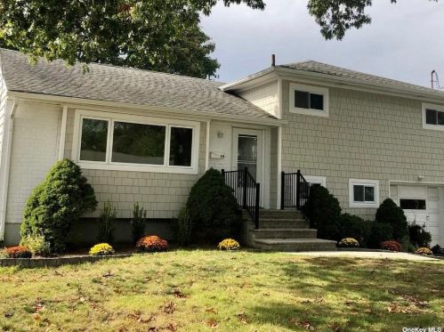48 Whittier Ave, Babylon, NY 11703-4424