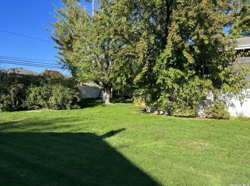 17 Village Dr, Muttontown, NY 11753-2223