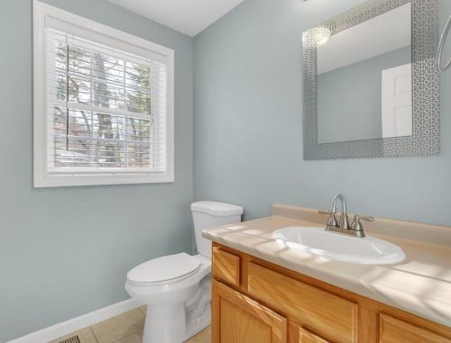 8 Town Farm Rd, Salem NH  03079-2454 exterior