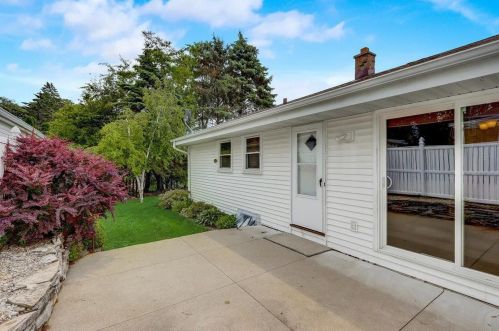 2022 116, Milwaukee WI 53226-2104 exterior