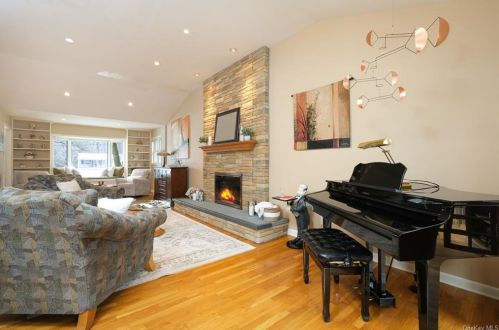 22 Meadow Ln, Chappaqua, NY 10514-2521