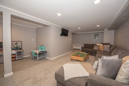 1051 Hamilton Ave, North Lindenhurst NY  11757-2130 exterior