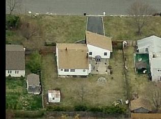 10 Handy Ln, Gordon Heights, NY 11763-4316