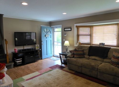 27 Franklin St, Verona, NJ 07044-2223