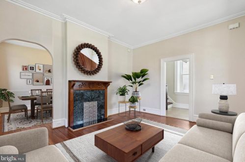 28 Gravers Ln, Philadelphia, PA 19118-3304