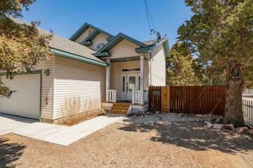 898 Cypress Ln, Big Bear City, CA 92314-8818
