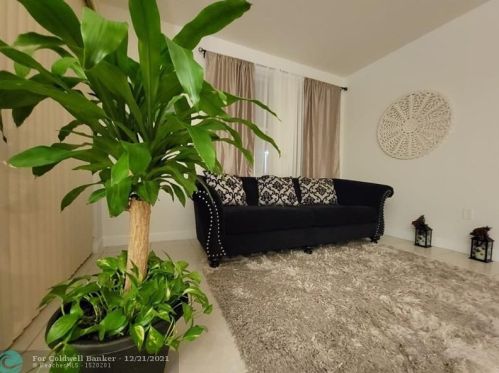 4381 160th Ave, Hollywood, FL 33027-5727