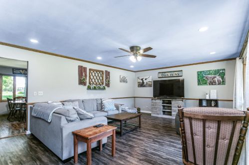 876 West Ln, Ixonia, WI 53036