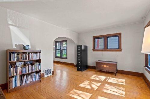 3122 Newhall St, Milwaukee, WI 53211-3040