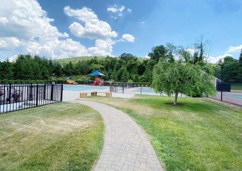 1214 Hustis Dr, Fishkill NY  12524-4968 exterior