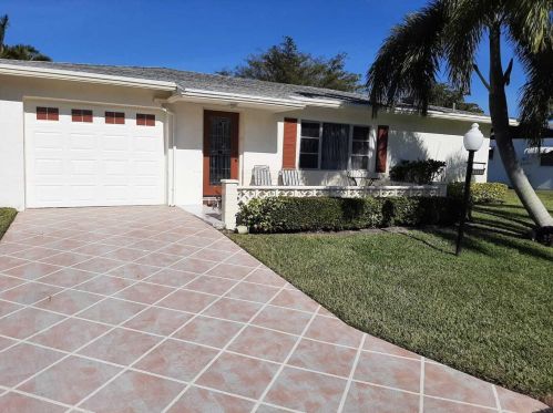 5201 Michael Dr, West Palm Beach, FL 33417-1017