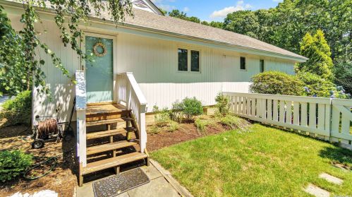 14 Quarter Rd, West Hampton NY  11977-1002 exterior