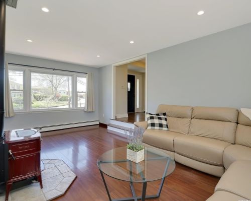 87 Wexford Dr, Oakdale NY  11769-1438 exterior