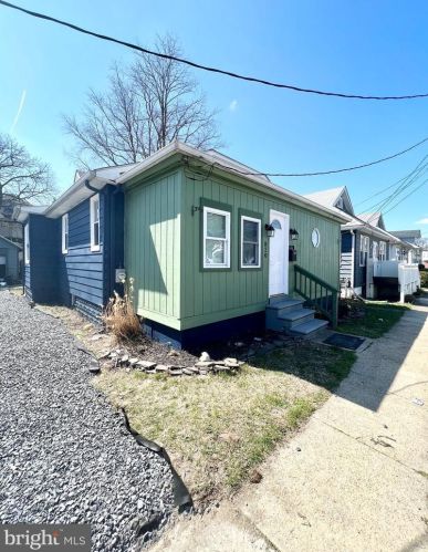 820 Bergen St, Gloucester, NJ 08030-1541