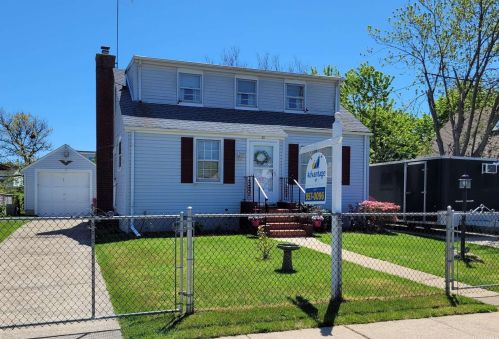 20 Lincoln St, Copiague, NY 11726-3827
