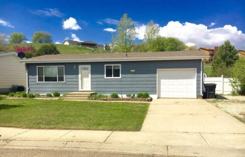 611 7th Ave, Dickinson, ND 58601-7121