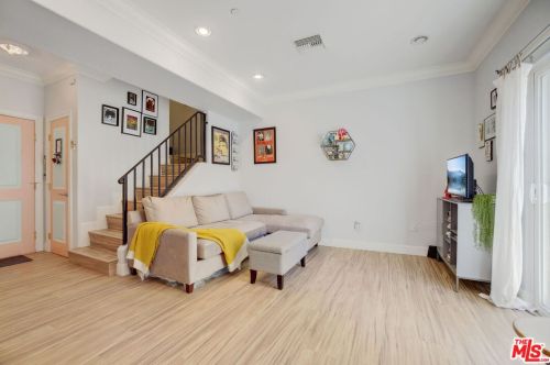 5335 Cartwright Ave, North Hollywood, CA 91601-3543