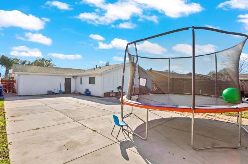 431 Lewis St, Turlock CA  95380-5828 exterior