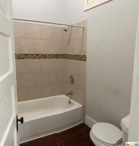 211 Kingsbury St, Seguin TX  78155-2603 exterior