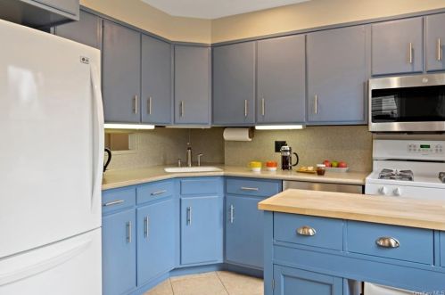 5 Eastward Pl, Elmsford NY  10523-2005 exterior