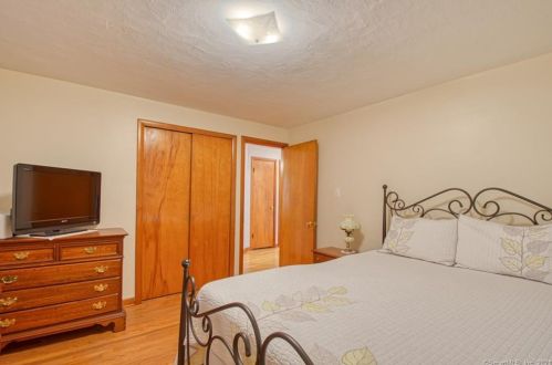 32 Maple View Dr, Waterbury CT  06716-1643 exterior