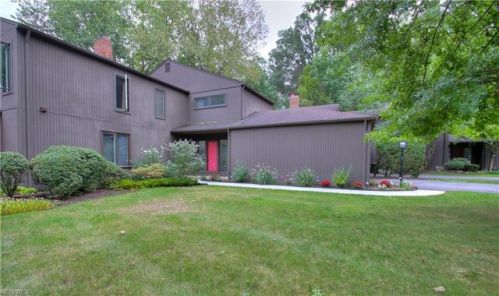 38 Oakshore Dr, Cleveland, OH 44108-1118