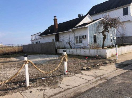 914 Arctic St, North Lindenhurst, NY 11757-6206