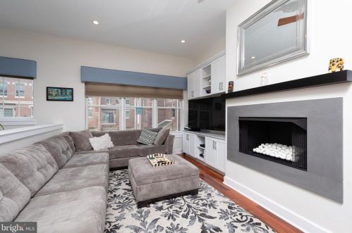 842 Independence Ct, Philadelphia, PA 19147-4310