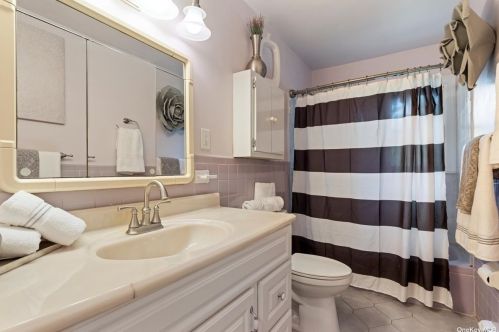223 Essex St, Babylon NY  11704-2025 exterior