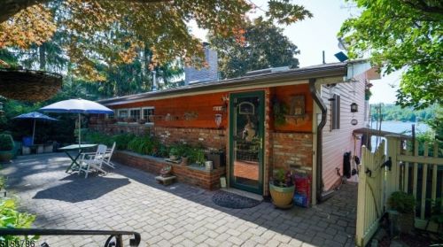 16 Maple Pkwy, Sparta NJ  07871-2011 exterior