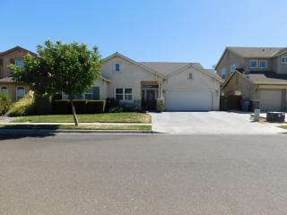 3252 Lemmons St, Riverbank, CA 95367-3874