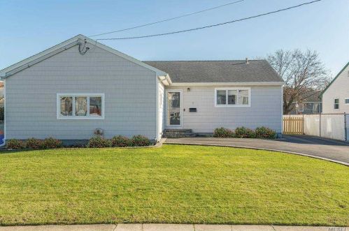 2 Schley Ave, North Lindenhurst, NY 11757-5900