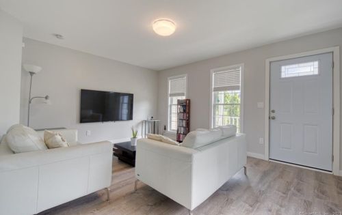 16 Olde Vlg Cir, Wallingford CT 06492-4821 exterior