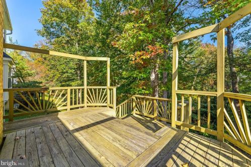 11831 Parliament Dr, Woodbridge VA  22192-1006 exterior